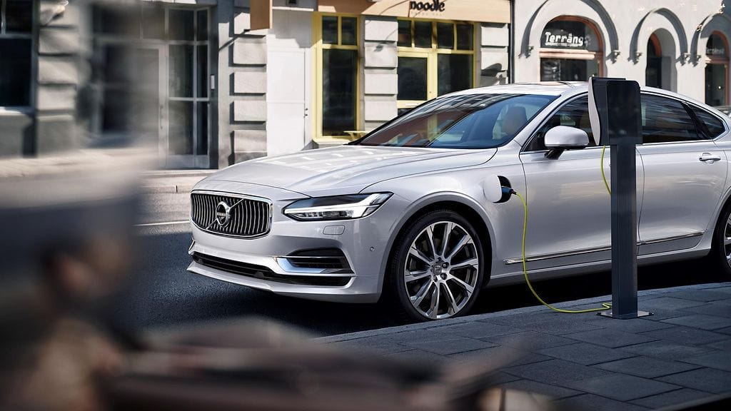 Volvon kaikki uudet autot ovat ensi vuodesta alkaen joko hybridejä tai täysin sähköisiä. Kuvassa T8-hybridimoottorilla varustettu S90.