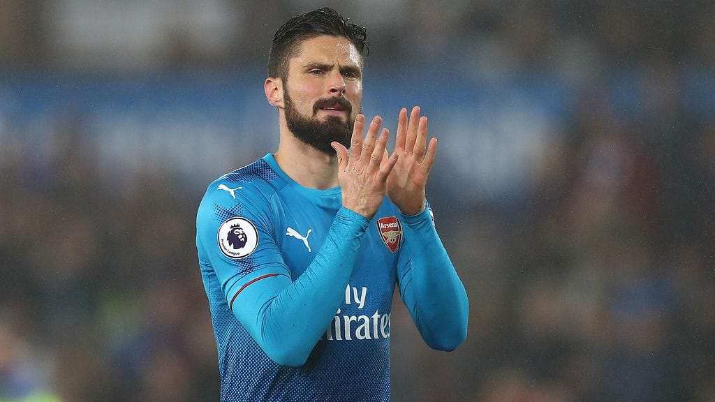 Olivier Giroud vaihtaa Arsenal-paidan Chelsea-nuttuun.