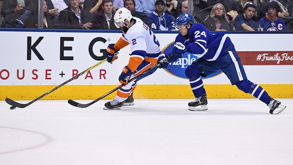 Kasperi Kapanen taistelemassa kiekosta Islanders-puolustaja Nick Leddyn kanssa.
