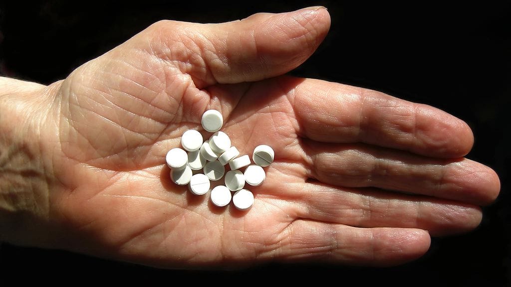 PPI-lääkkeiden pitkäaikainen ja runsas käyttö on yhdistetty dementian lisäksi esimerkiksi sydänoireisiin ja mahasyöpään. Kuvituskuva.