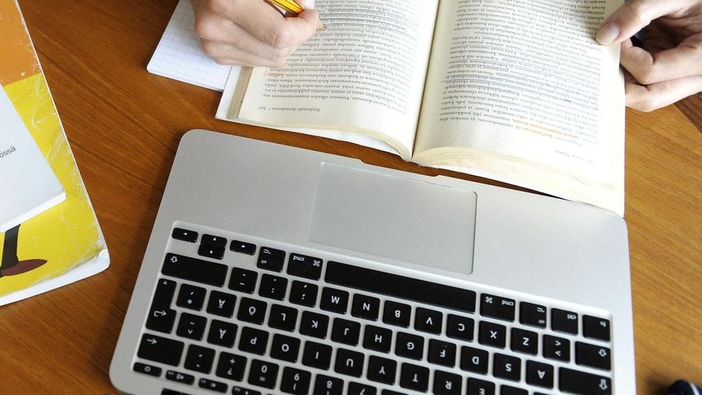 Osalle lukion käyminen käy liian kalliiksi. Lukion kursseja varten tarvitsee hankkia lukiokirjojen lisäksi läppärit.