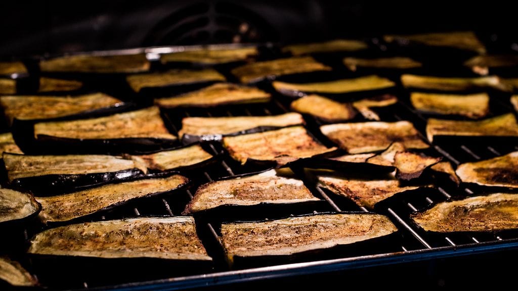 Uunissa marinoidut munakoisoviipaleet kypsyvät ihanan rapeiksi.