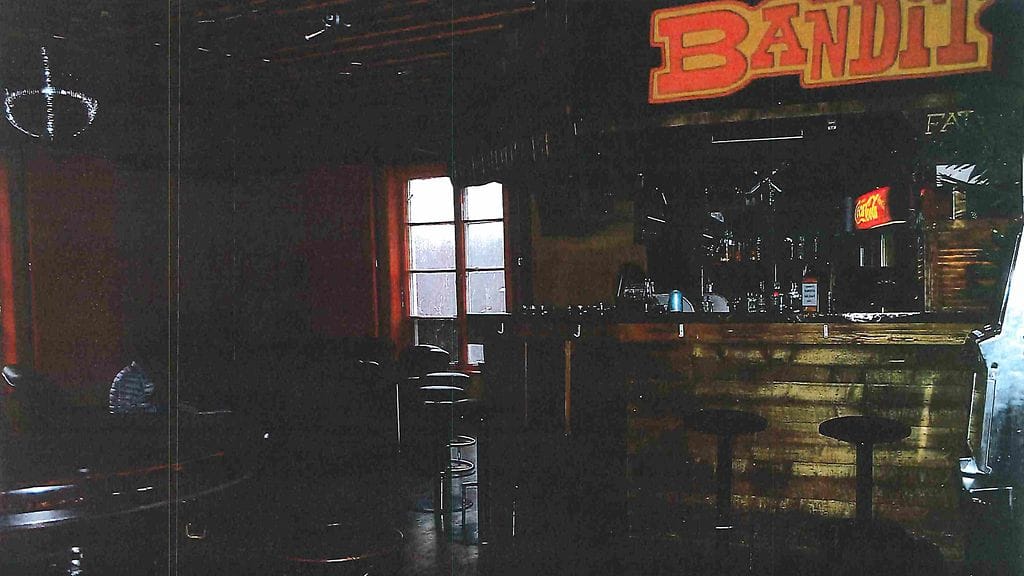 Syyttäjän mukaan alkoholia myytiin ryhmään kuuluvien henkilöiden lisäksi myös perheenjäsenille ja vieraille.