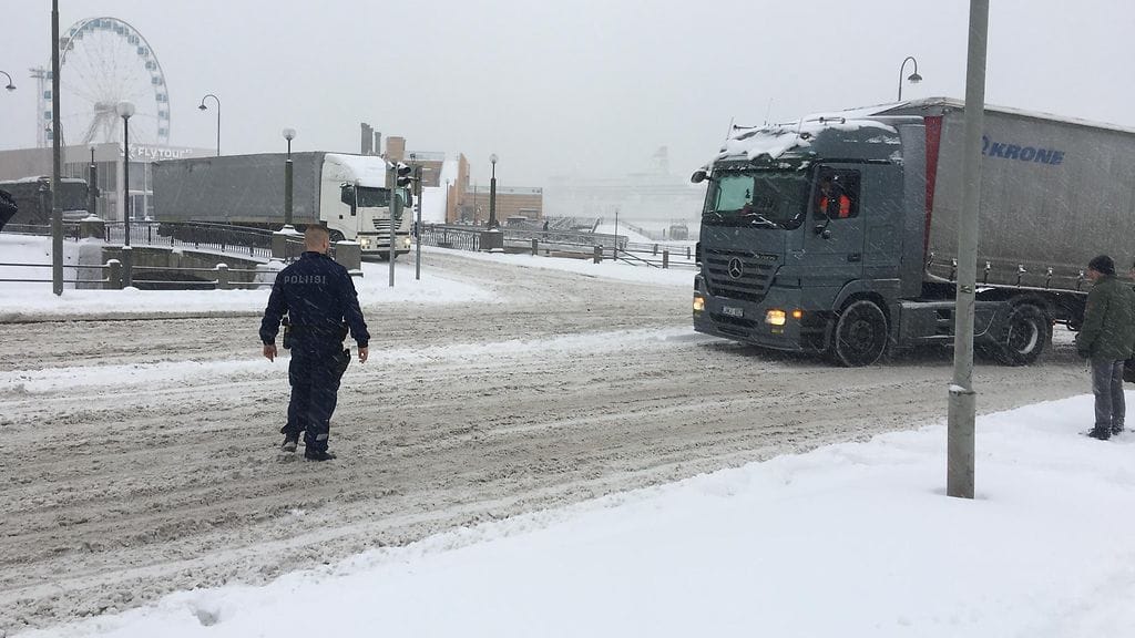 Rekat jumissa lumisohjossa Helsingin keskustassa