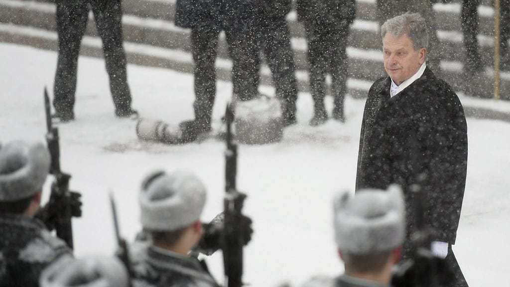 Tasavallan presidentti Sauli Niinistö tarkasti kunniakomppanian virkaanastujaisissaan Eduskuntatalon edustalla Helsingissä lumisateessa 1. helmikuuta 2018.