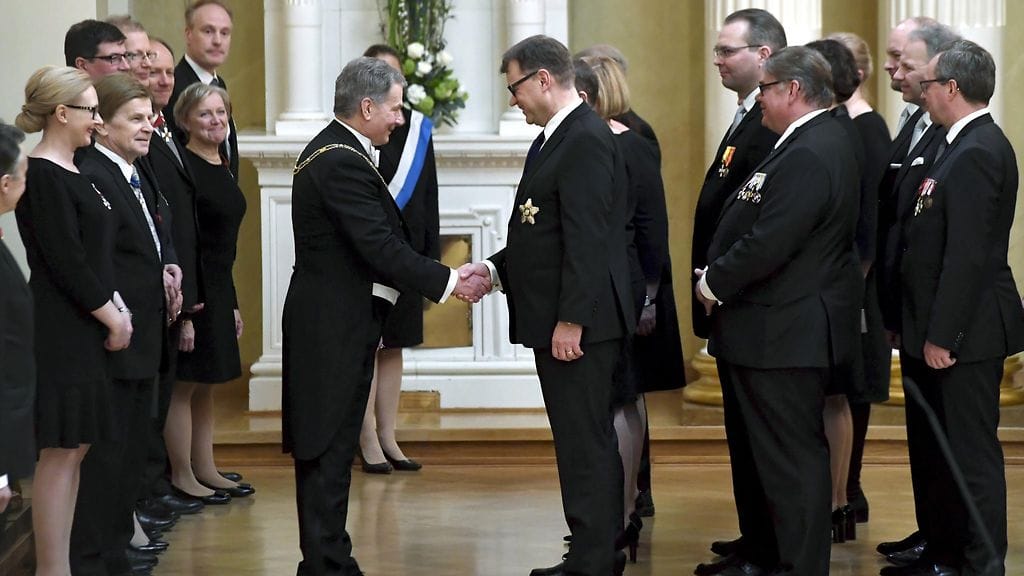 Tasavallan presidentti Sauli Niinistö (vas.) ja pääministeri Juha Sipilä kättelivät, kun presidentti Niinistö tapasi valtioneuvoston ja ylimpien valtioelinten edustajia Presidentinlinnassa Helsingissä virkaanastujaisissaan 1. helmikuuta 2018.