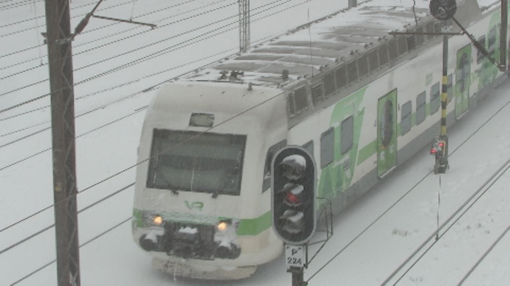 Lähijunat kulkevat tänään normaalisti, vaikka muu raideliikenne liikenne seisahtuu mielenilmauksen vuoksi. Busseista vain murto-osa liikennöi.