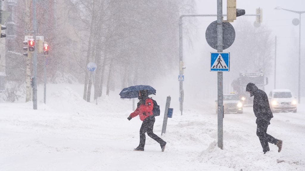 Lumimyräkkä sade tuisku pyry talvi AOP