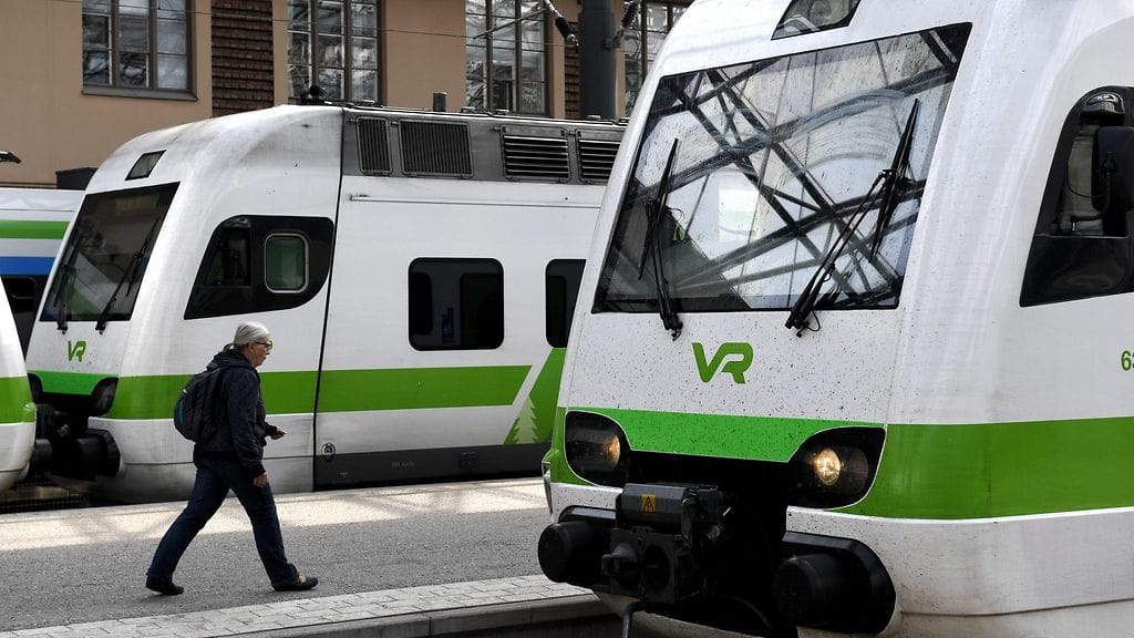 VR ei anna arviota, kuinka suuria kustannuksia myöhästelevistä junista aiheutuu vuosittain. Matkustaja on kuitenkin oikeutettu korvauksiin, jos saapuu perille yli tunnin myöhässä.
