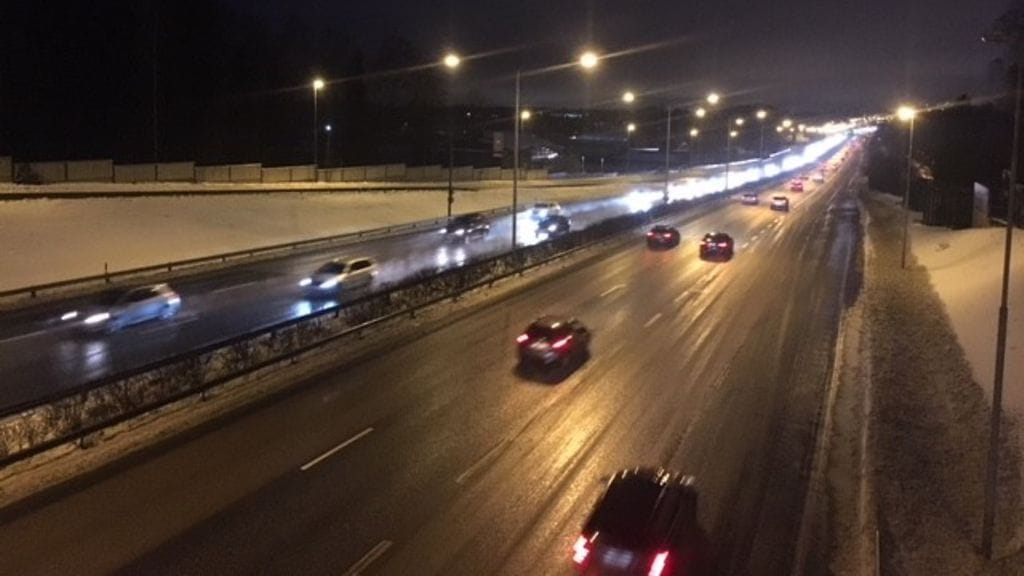 Aamuliikennettä Länsiväylällä Lauttasaaren kohdalla.