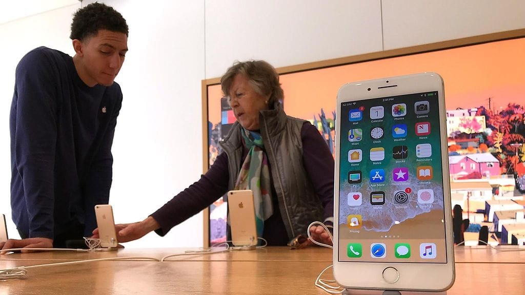 Apple teki vuosineljänneksellä voittoa 20 miljardia dollaria eli noin 16 miljardia euroa. Kuva kalifornialaisesta Apple-kaupasta.