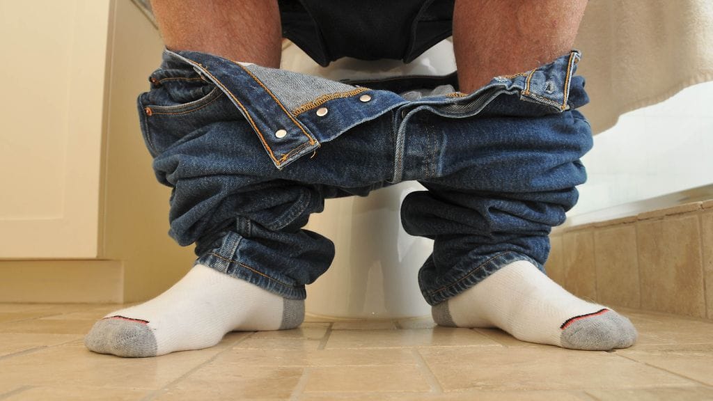 Kirjoittaja suosittelee kaikkia miehiä kokeilemaan pissaamista istualteen.