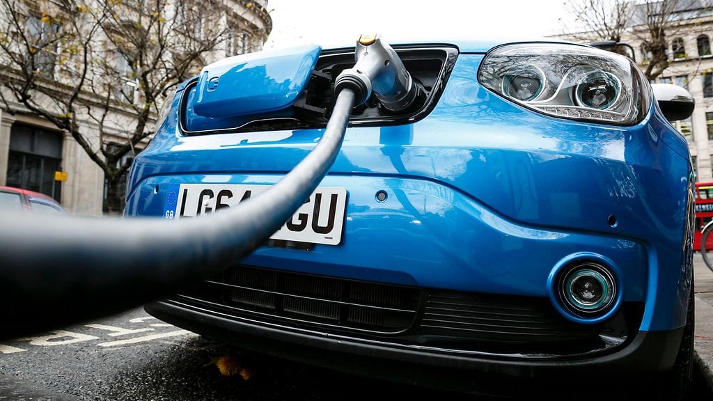 Shell ja BP ovat ilmoittaneet tuovansa sähköautojen latauspisteitä huoltoasemilleen. Kuvassa Kia Soul EV latauksessa Lontoossa.