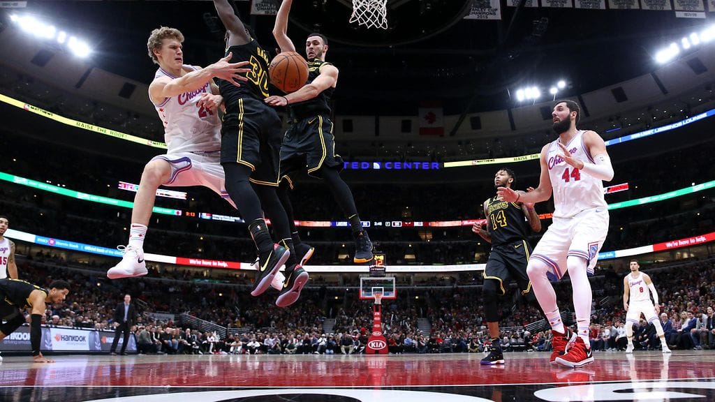 Lauri Markkanen (vas.) joutuu tulemaan toimeen ilman Nikola Miroticiä (oik.).