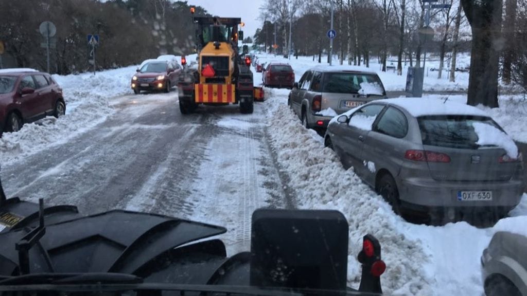 Koneet auraavat jonossa