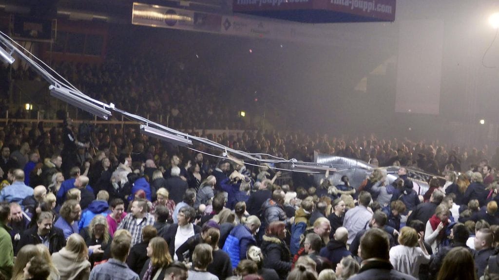 Seitsemän ihmistä loukkaantui ilmastointiputken pudottua yleisön joukkoon Raskasta joulua -konsertissa Vaasan jäähallissa sunnuntai-iltana 17. joulukuuta 2017.