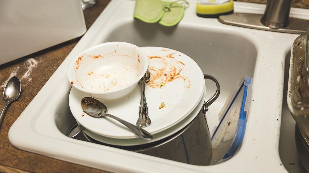 Lavuaariin kerääntyneet tiskit voivat tuottaa ahdistusta, mutta erään äidin 2 minuutin niksillä keittiö voi taas tuntua hallittavammalta.