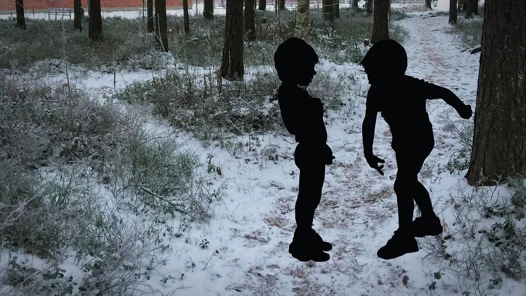 – Näytti siltä, että yksi hyökkäsi ja toinen väisteli. Se ei ollut kaverusten painia, kotkalaisäiti kertoo pienten poikien tappelusta, jota hän todisti.