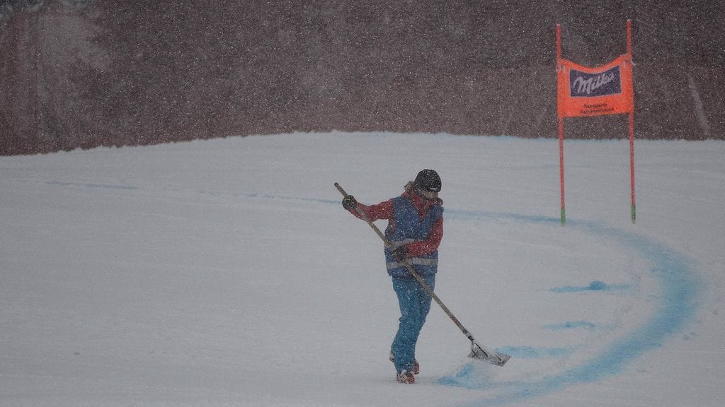 Radan kunnostaja työn touhussa Garmisch-Partenkirchenissä torstaina.