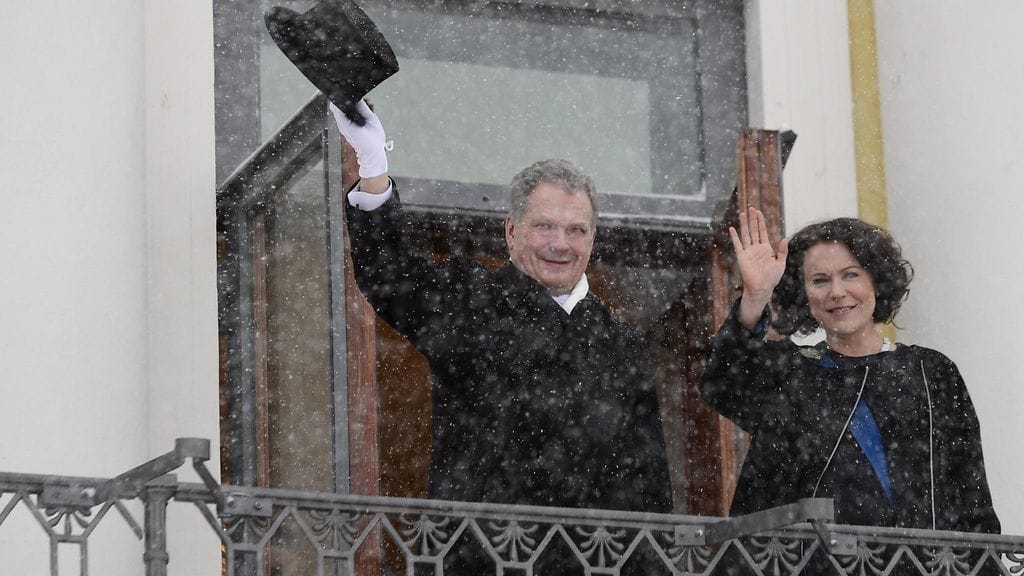 Presidentti Sauli Niinistö ja rouva Jenni Haukio tervehtivät kansalaisia Presidentinlinnan parvekkeelta Helsingissä 1. helmikuuta 2018.