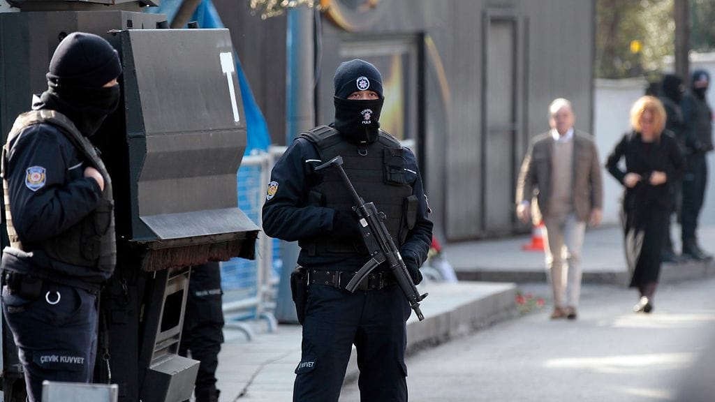 Poliiseja Istanbulissa uutenavuotena 2017 tapahtuneen yökerhoiskun jälkeen.