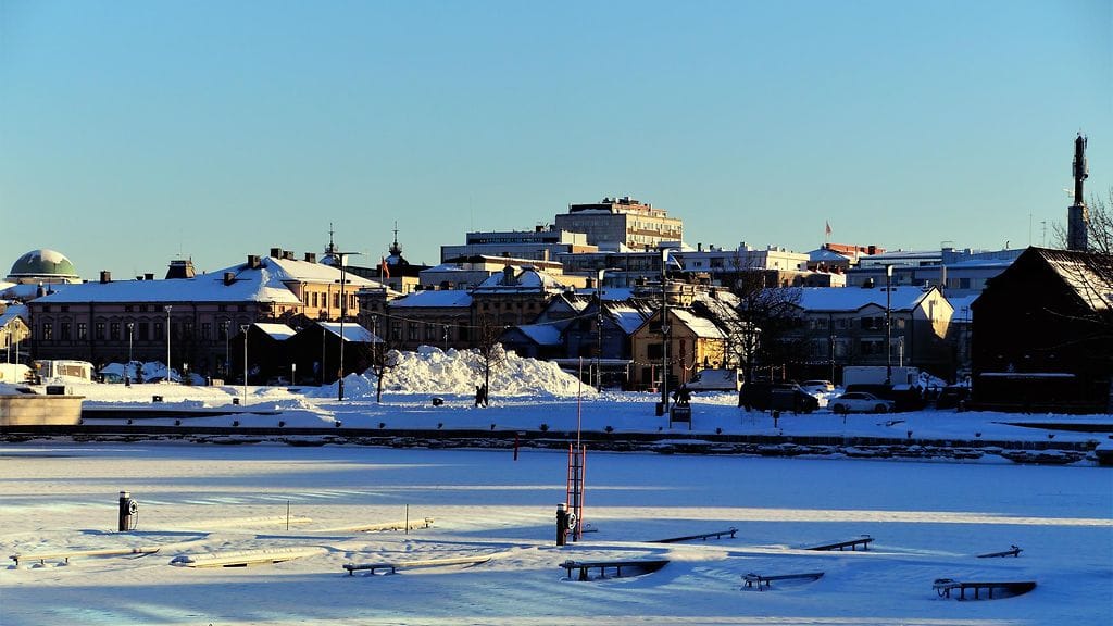 Oulun torinnasta kuvaa laiturit tyhjillään Harri Mällinen