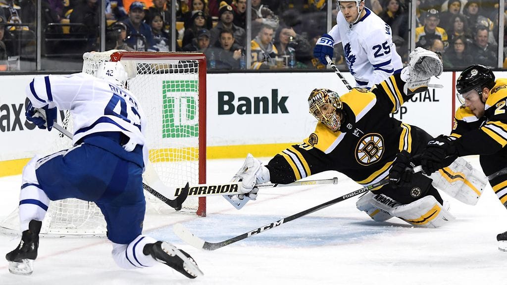 Tuukka Rask venytti Tyler Bozakin laukauksen tielle.