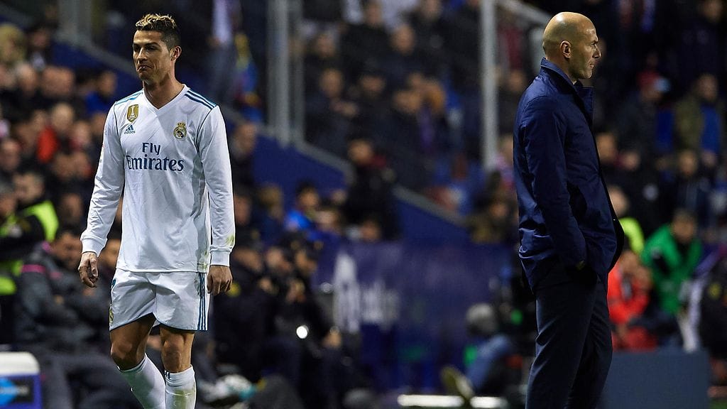 Cristiano Ronaldo ja Zinedine Zidane eivät vaihtaneet katseita portugalilaisen marssiessa vaihtoon.