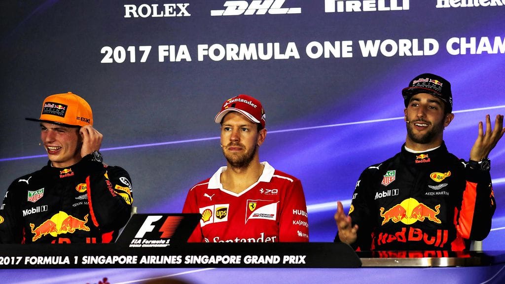 Daniel Ricciardo (oik.) pitää Max Verstappenia kovempana tallikaverina kuin mitä Sebastian Vettel (keskellä) hänelle aiemmin oli.