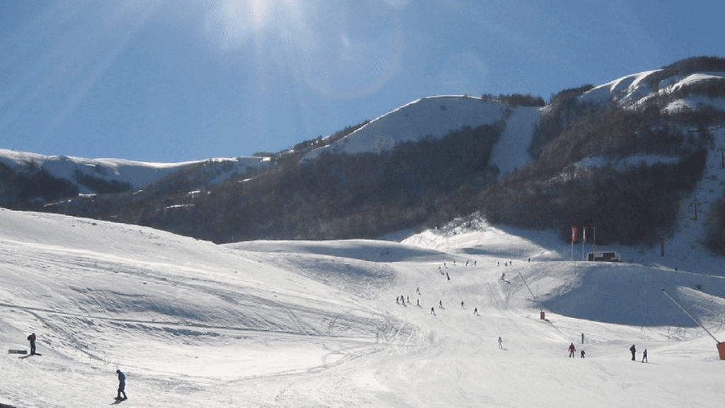 Kahden laskettelijan hengen vaatinut lumivyöry tapahtui lähellä Campo Felicen laskettelukeskusta l'Aquilan maakunnassa. Kuva: Google Maps.