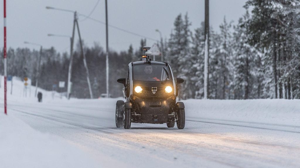Sensible4:n Juto-sähköauto opettelee ensin ympäristöään ihmiskuljettajan ohjaamana ja osaa sitten liikkua alueella itsenäisemmin koeajossa Aurora-älytiellä, projektin esittelyssä Muoniossa joulukuussa 2017.