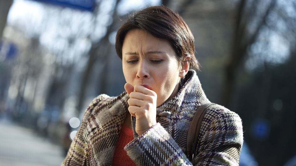 Pitkittynyt yskä voi olla keuhkosyövän oire. Kuvituskuva.