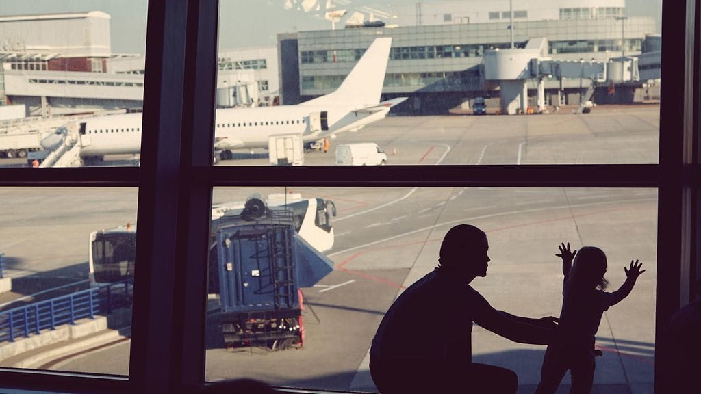 Uupunut äiti murtui taaperon raivokohtauksen vuoksi. Onneksi ympärillä oli avuliaita ihmisiä. Kuvituskuva.