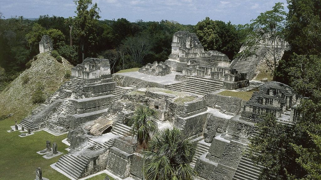 Uuden teknologian avulla arkeologit ovat löytäneet mullistavasti uuta mayojen sivilisaatiosta Guatemalassa, myös kuvassa näkyvässä Tikalissa.