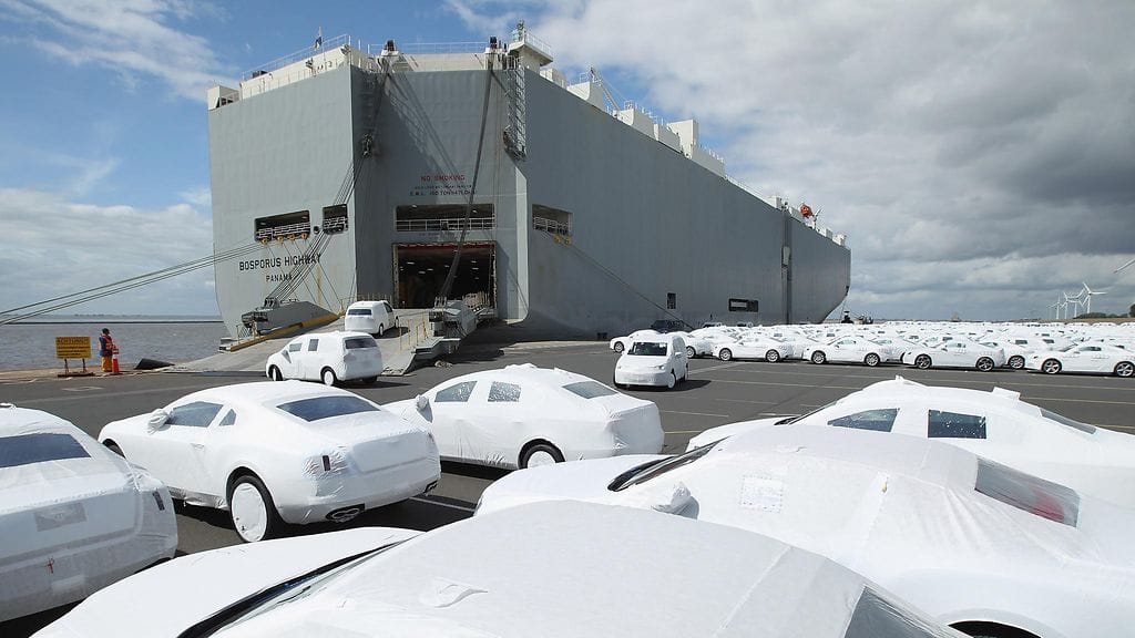 Volkswagen-konsernin autoja lastataan laivaan Emdenin satamassa Saksassa.