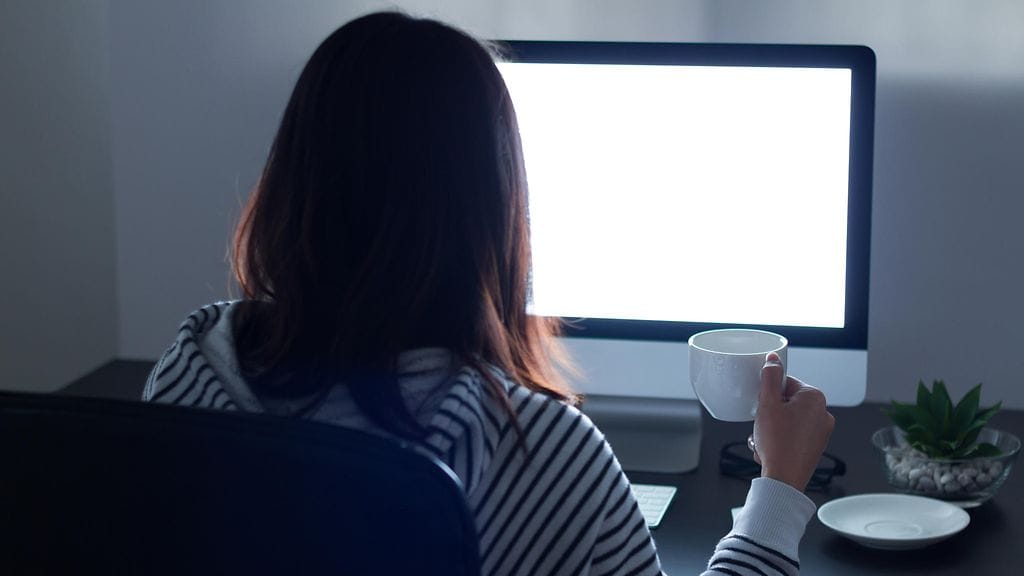 Facebook-riippuvuudella havaittiin olevan yhteys muun muassa narsismiin, stressaantuneisuuteen, masennukseen ja ahdistukseen. Kuvituskuva.