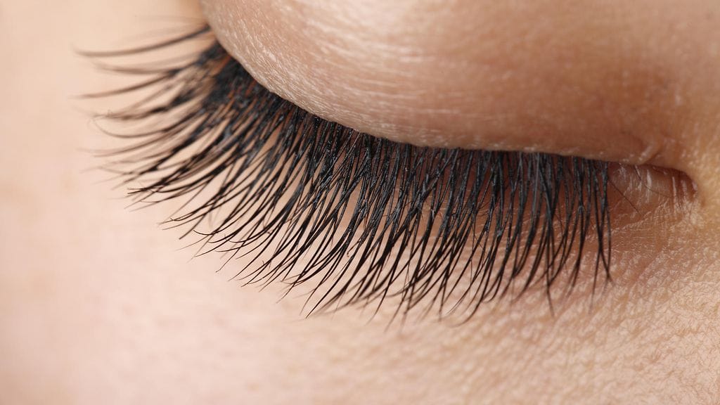 Aviomies laittoi vaimolleen ripsenpidennykset yksitellen.
