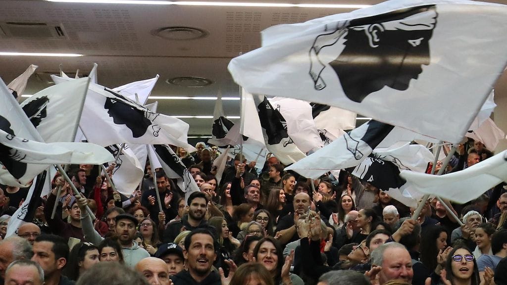 Kansallismielisiä korsikalaisia lippuineen viime joulukuun vaalikampanjan aikana Korsikalla.