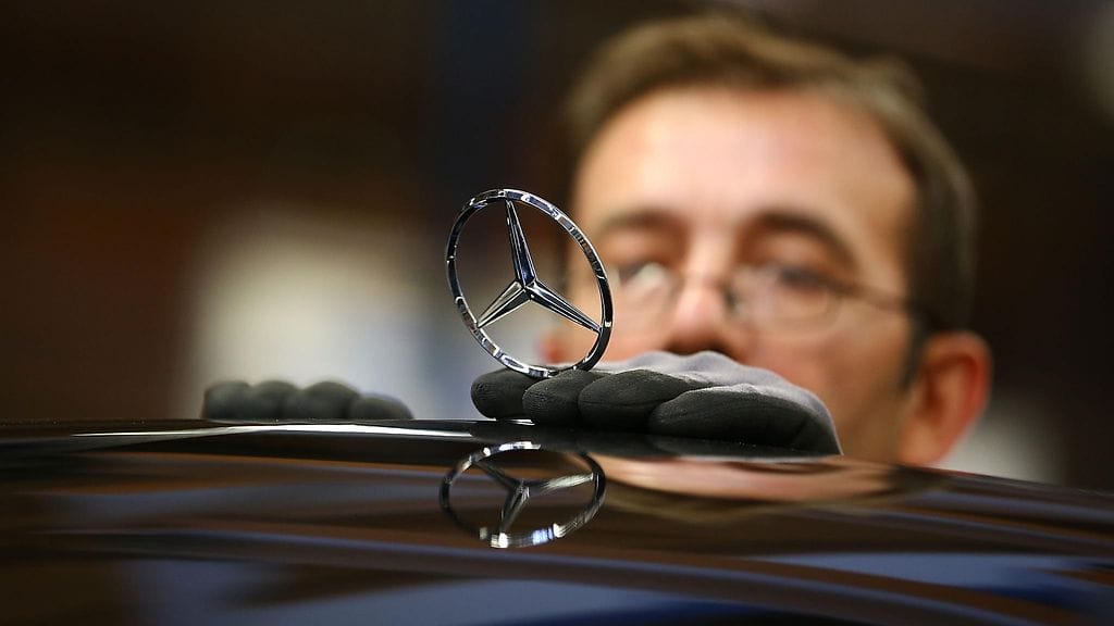 Kiinalaiset kosiskelevat Mercedes-Benzin emoyhtiötä Daimleria.