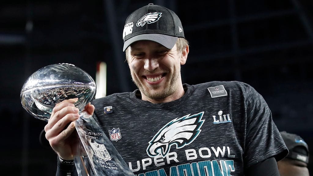 Nick Foles tuulettaa Super Bowl -pystin kanssa.