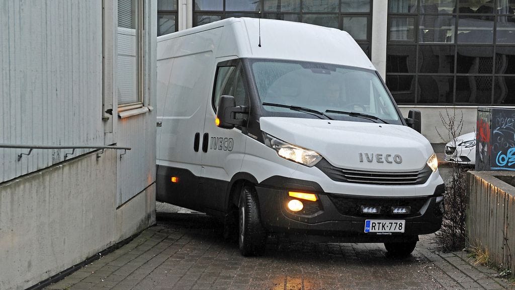 Pakettiautojen takapyörät oikaisevat käännöksissä pitkästä akselivälistä johtuen.