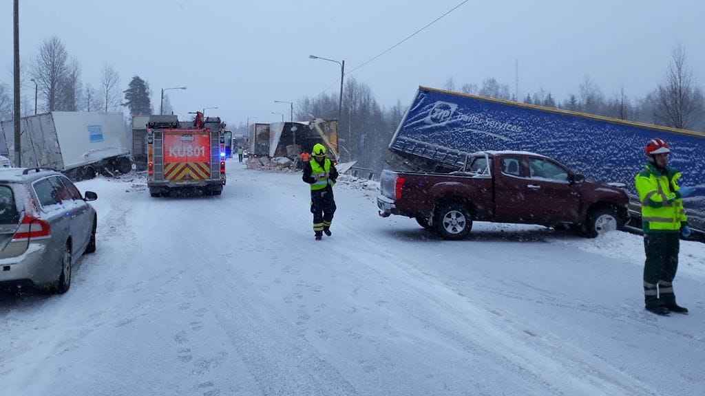 Onnettomuudessa oli osallisena kolme raskasta ajoneuvoa ja yksi henkilöauto.
