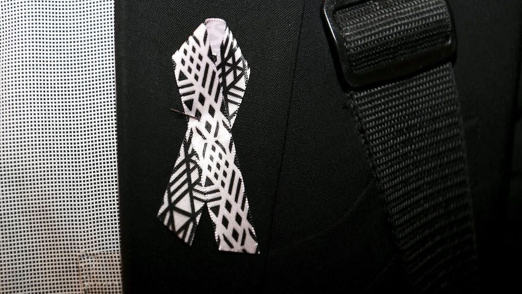 Duudsonien suunnittelema vuoden 2017 Rosa-nauha on mustavalkoinen.