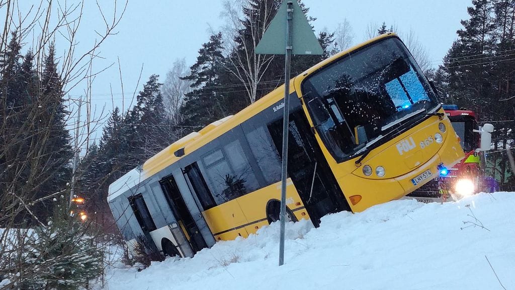 Bussi jäi kallelleen ojan reunalle, ja oli vaarassa kaatua kyljelleen.