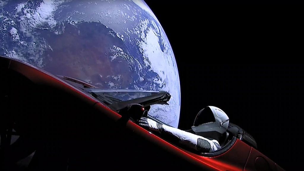 Tesla Roadster ajelehtii avaruudessa avaruuspukuun puettu "Starman" -nukke kyydissään.