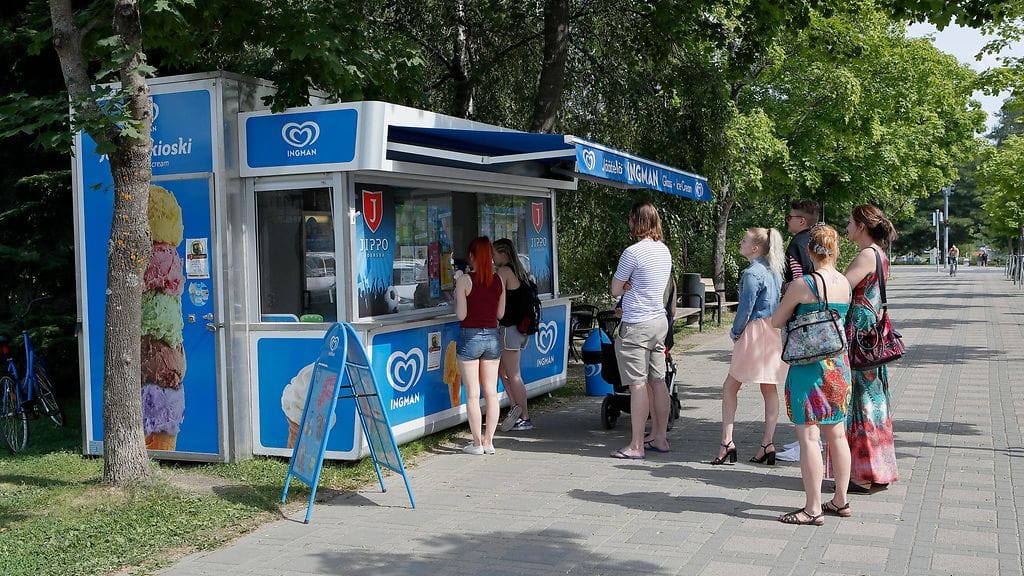 Vaikka sade yllättäisi työpäivän aikana, työntekijällä on oikeus saada palkkaa perutusta vuorosta.