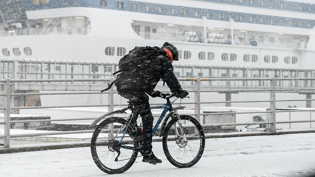 1.03754359 AOP talvipyöräily polkupyörä polkupyöräilijä lumi talvi