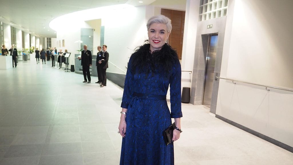 Kansanedustaja Susanna Koski saapui tyylikkäänä katsomaan illan oopperaesitystä.