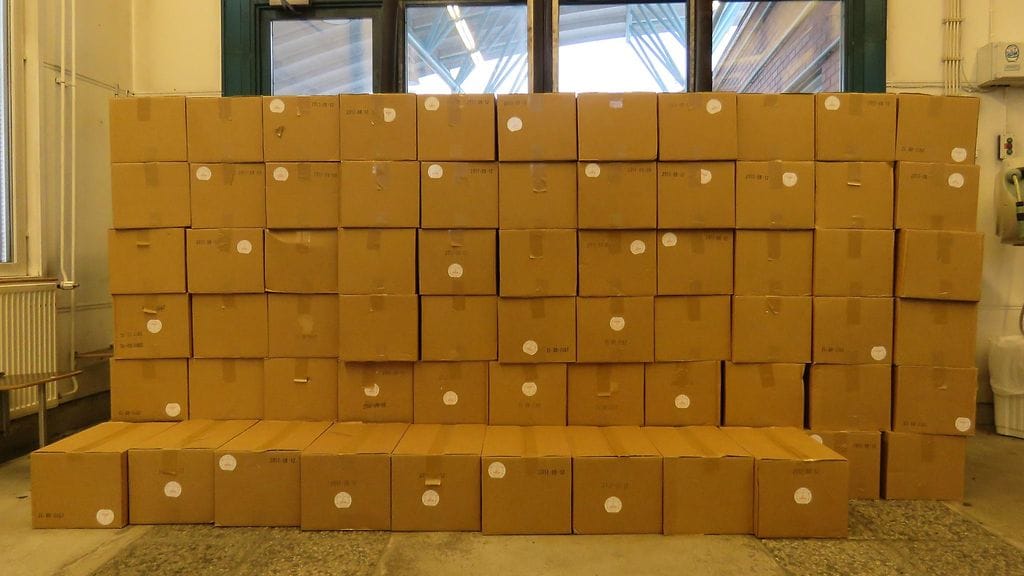 Tullin 18. huhtikuuta 2017 välittämää handout-kuvaa takavarikoiduista nuuskalaatikoista. Tulli on tutkinut syksystä 2016 alkaen laajaa nuuskan salakuljetusta, jossa epäillään Ruotsista Suomeen tuodun laittomasti yhteensä noin 1 300 kiloa nuuskaa.