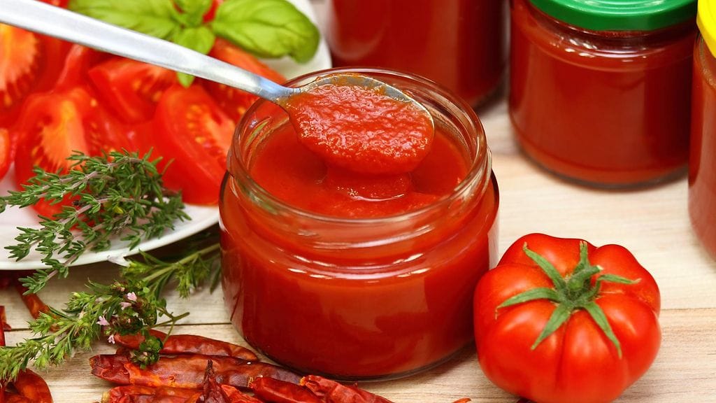 Valmis tomaattikastike kuuluu niiden tuotteiden joukkoon, joista luopumista asiantuntijat suosittelevat.
